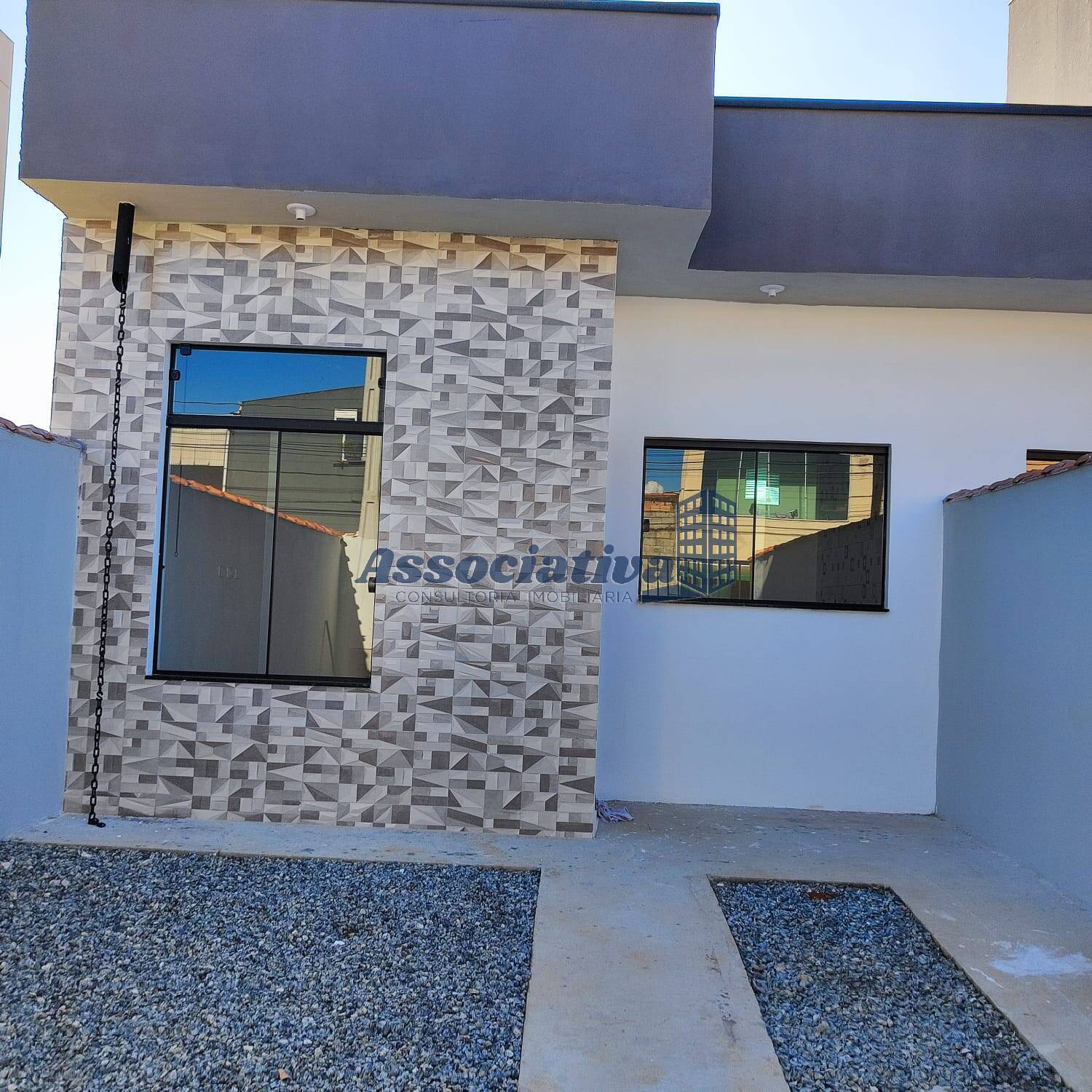 Casa à venda com 3 quartos, 82m² - Foto 1