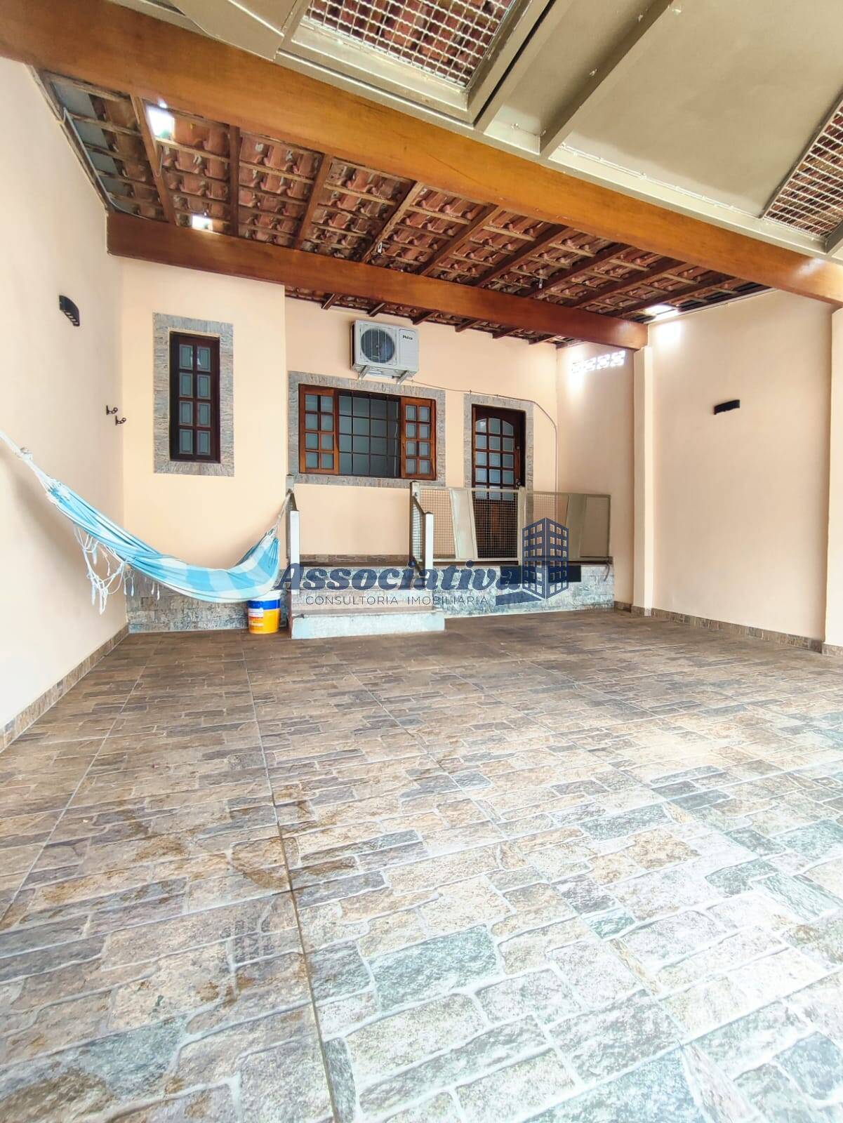 Casa à venda com 3 quartos, 122m² - Foto 1