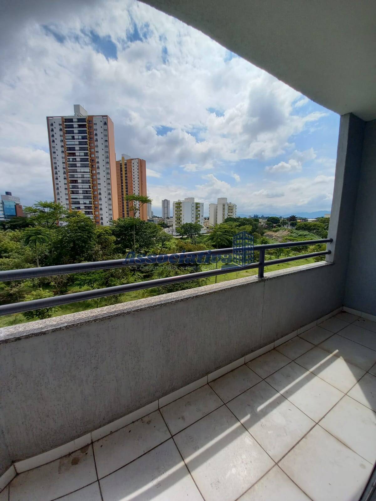 Apartamento à venda com 3 quartos, 99m² - Foto 2