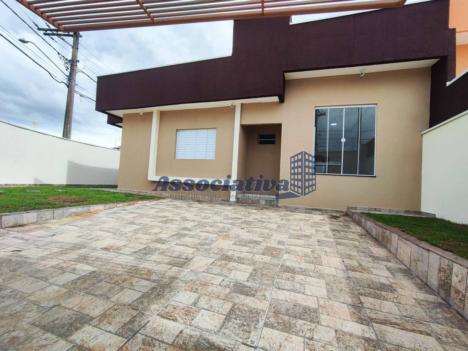 Casa à venda com 3 quartos, 82m² - Foto 1