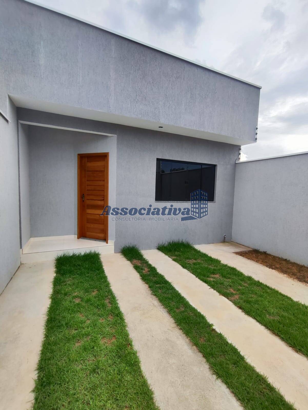 Casa à venda com 3 quartos, 89m² - Foto 1