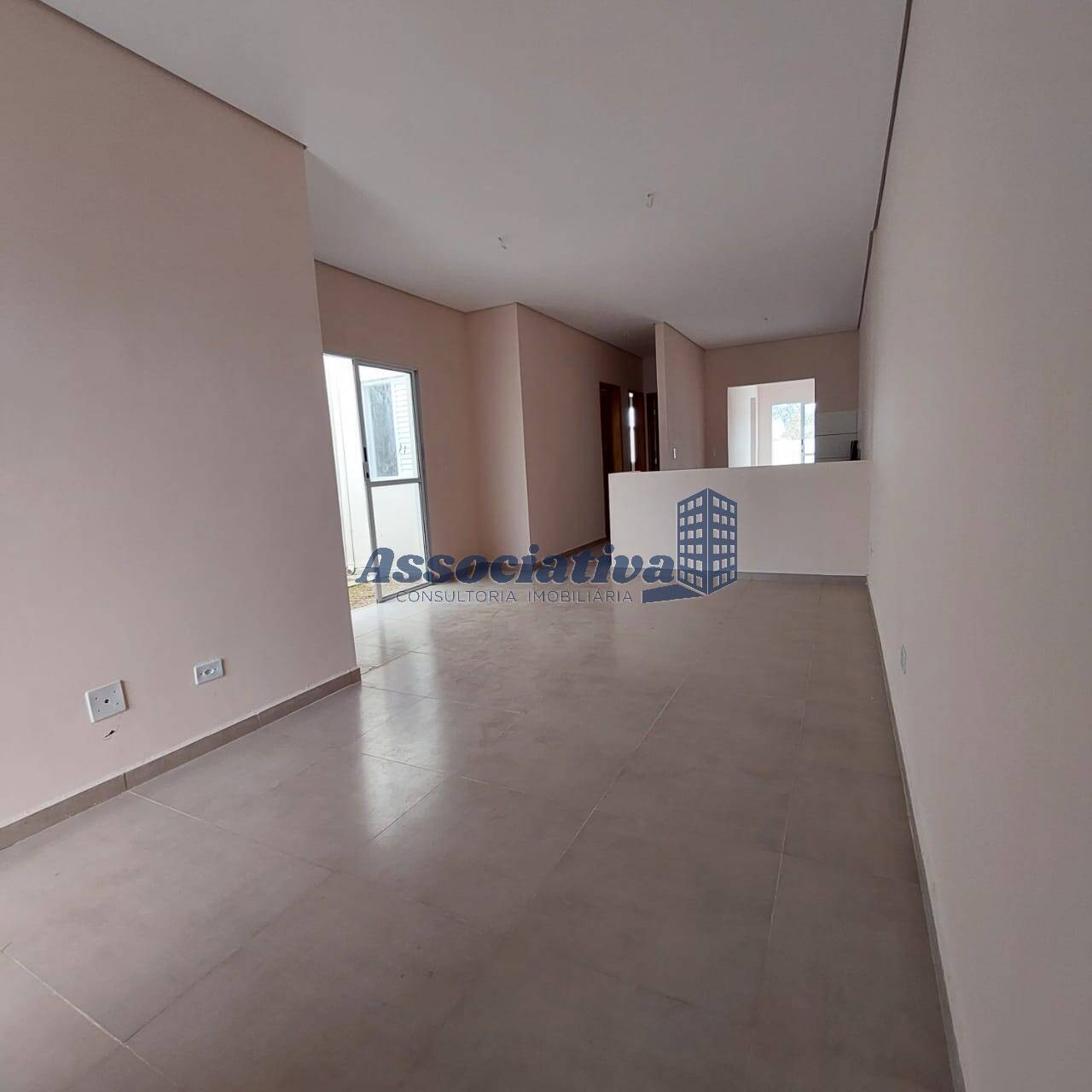 Casa à venda com 3 quartos, 82m² - Foto 2