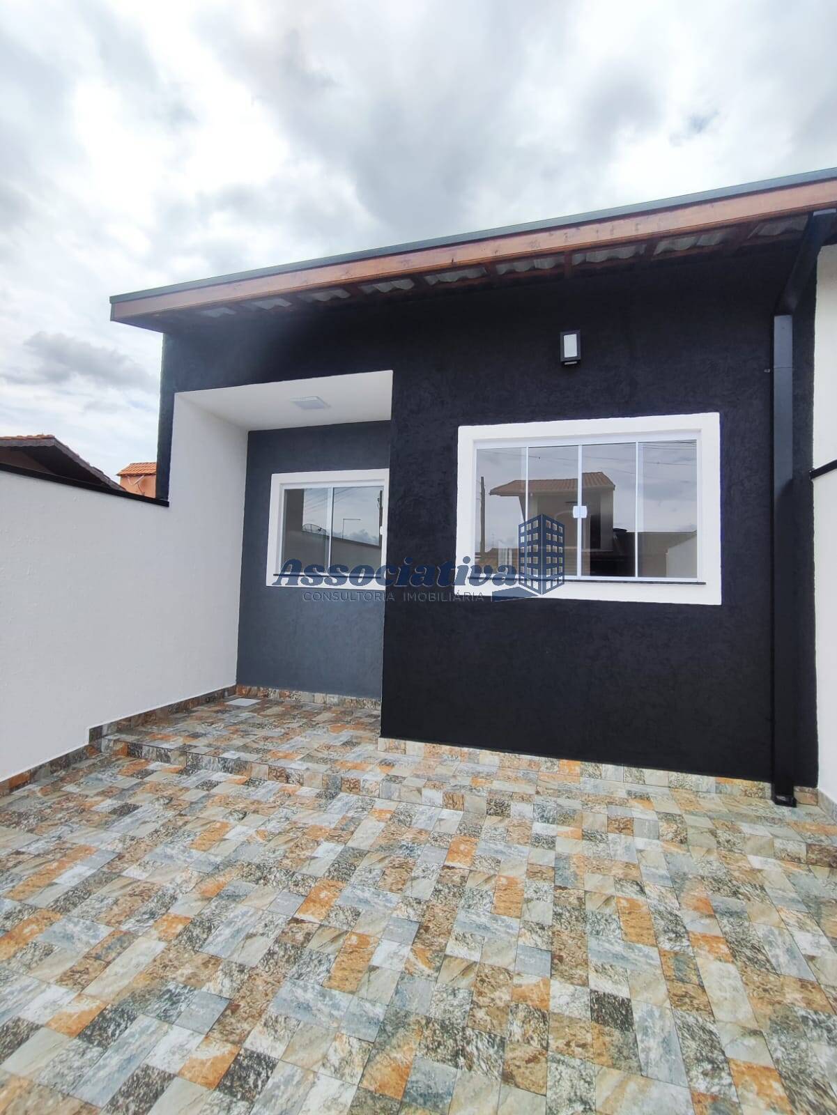 Casa à venda com 2 quartos, 70m² - Foto 2