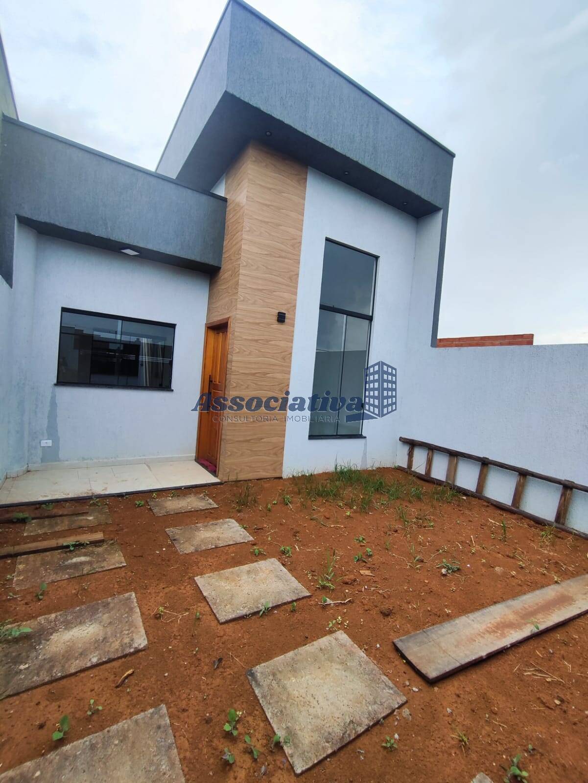 Casa à venda com 2 quartos, 72m² - Foto 1